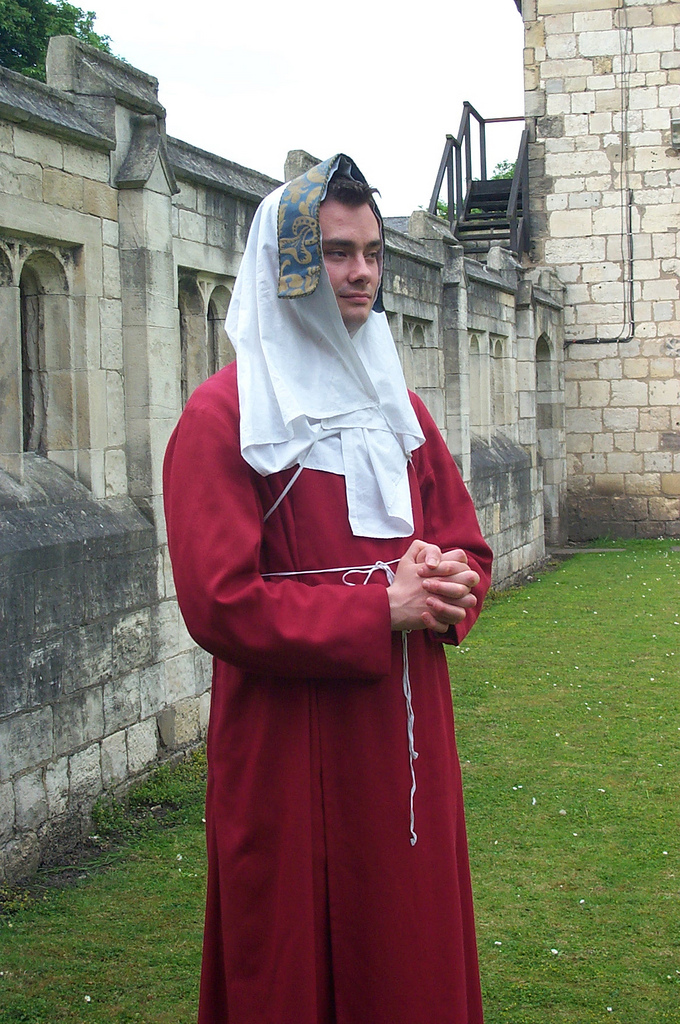 Medieval Vestments 1.0 – Albs, Amices and Apparels – Allan Barton – The ...